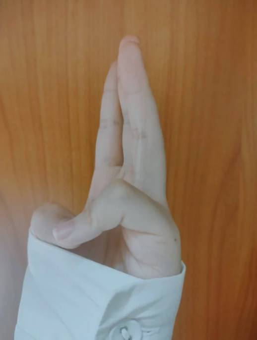 手勢挑戰 挑戰 姆指貼著尾指，尾指要碰在姆指上往下壓。
