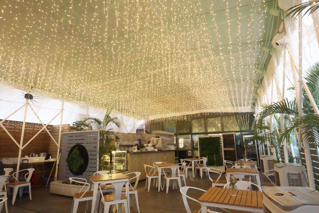合十 餐廳另一端以白色和木色為主調，更用漫天小燈泡點綴打造星空感。