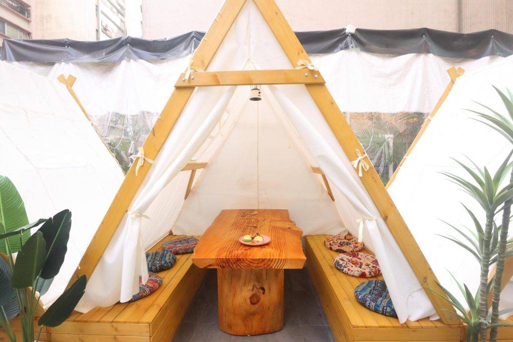 合十 帳篷內有一張大大的木紋枱及兩張長凳，可以容納多達6個人。