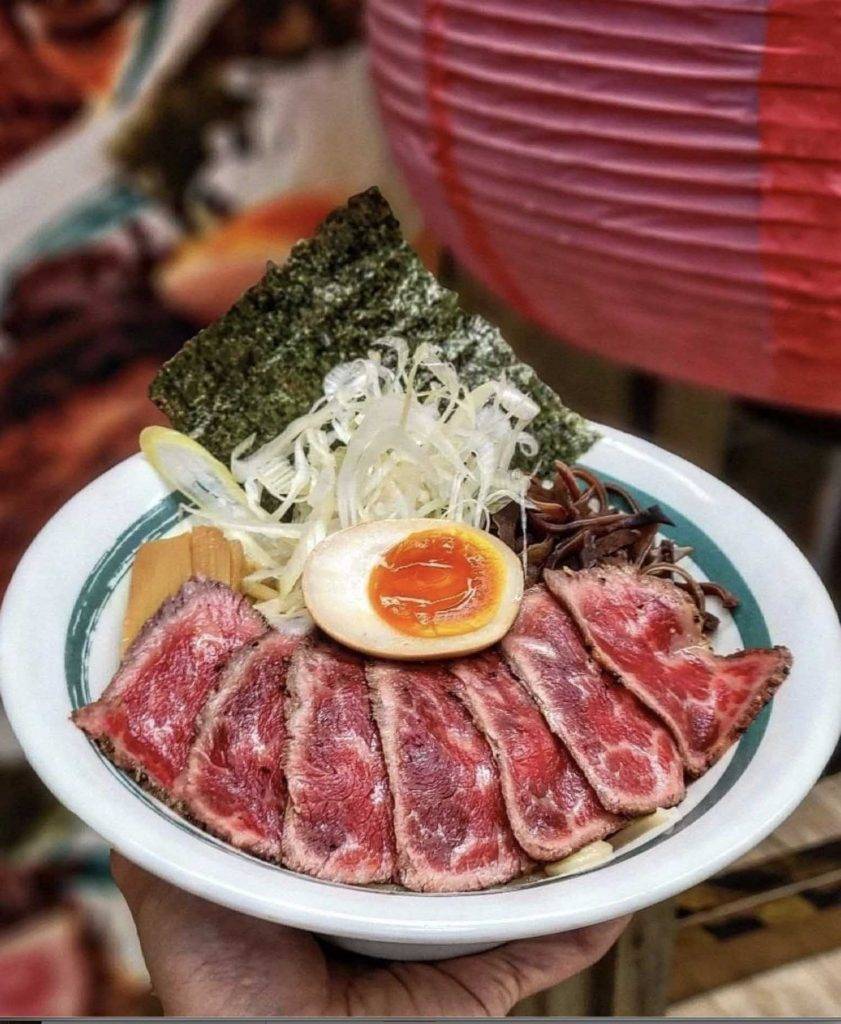 日本菜 日本菜推介｜慢煮A4和牛叉燒沾麵，和牛雪花分佈平均，且入口即化。