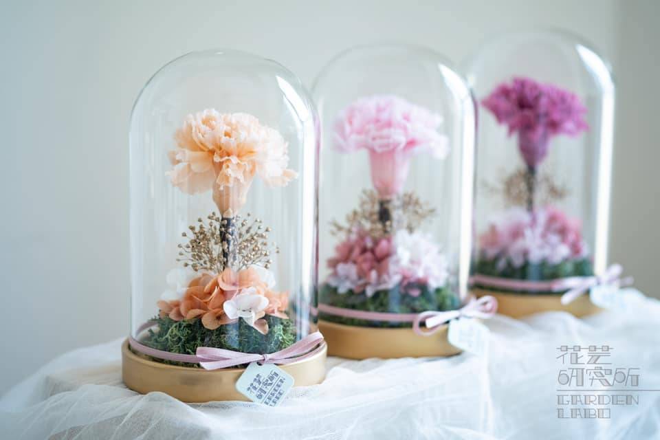 母親節花 母親節 由康乃馨、繡球等真花製成的玻璃罩不凋花，能擺放很長時間。