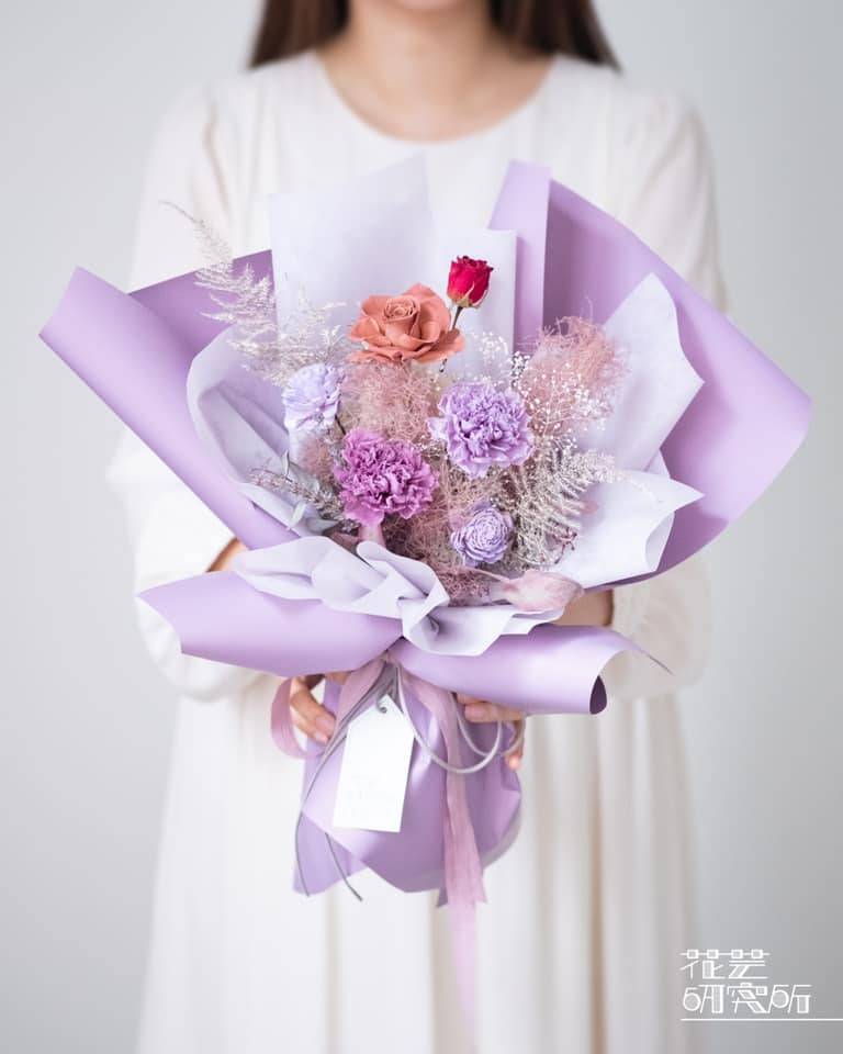 母親節花 母親節 另有紫色花束。