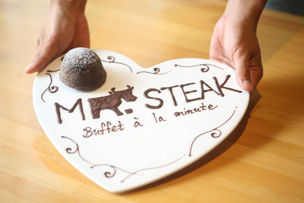 自助餐消費券優惠 Mr.Steak 招牌即焗朱古力心太軟可寫上話語或畫作。