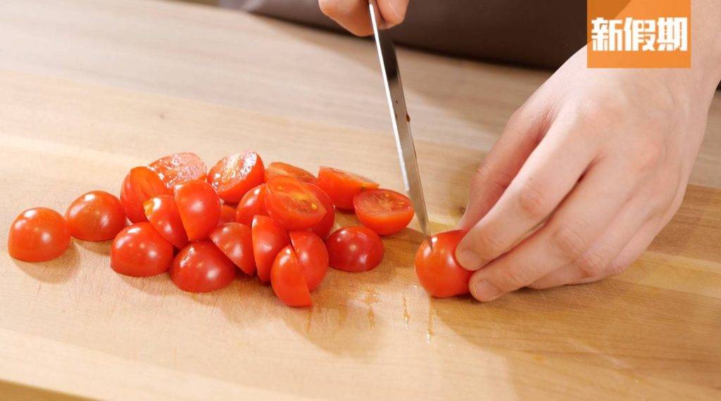 蕃茄意粉食譜 2) 將車厘茄切半。