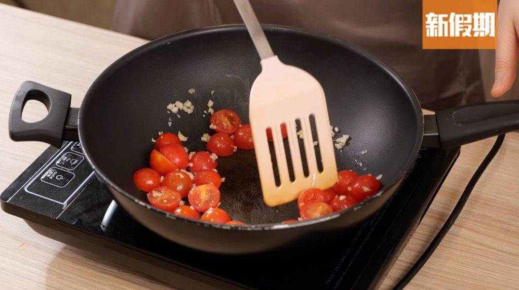 蕃茄意粉食譜 再加入車厘茄略炒。