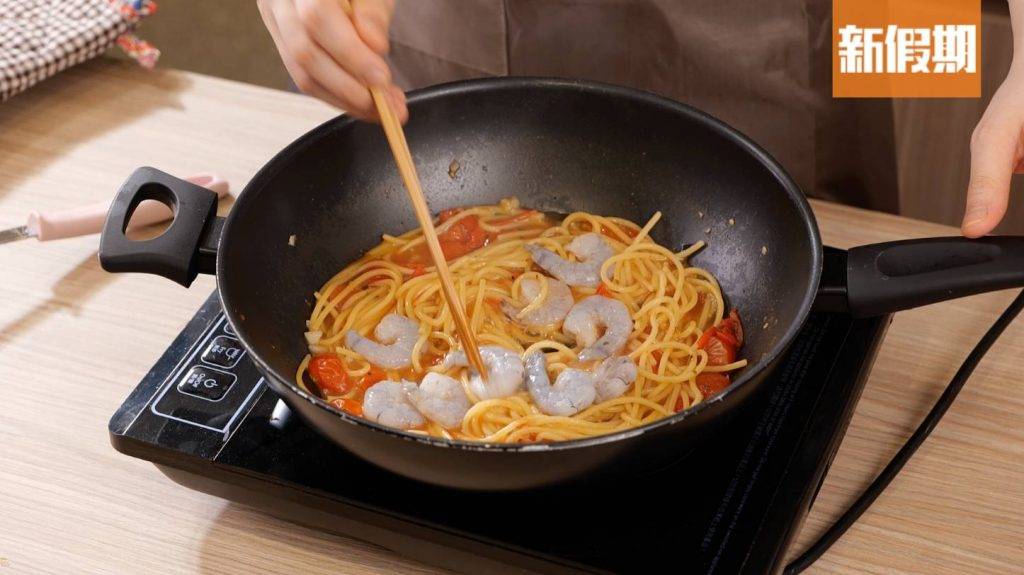 蕃茄意粉食譜 7) 煮至10分鐘時，加入蝦肉炒熟。