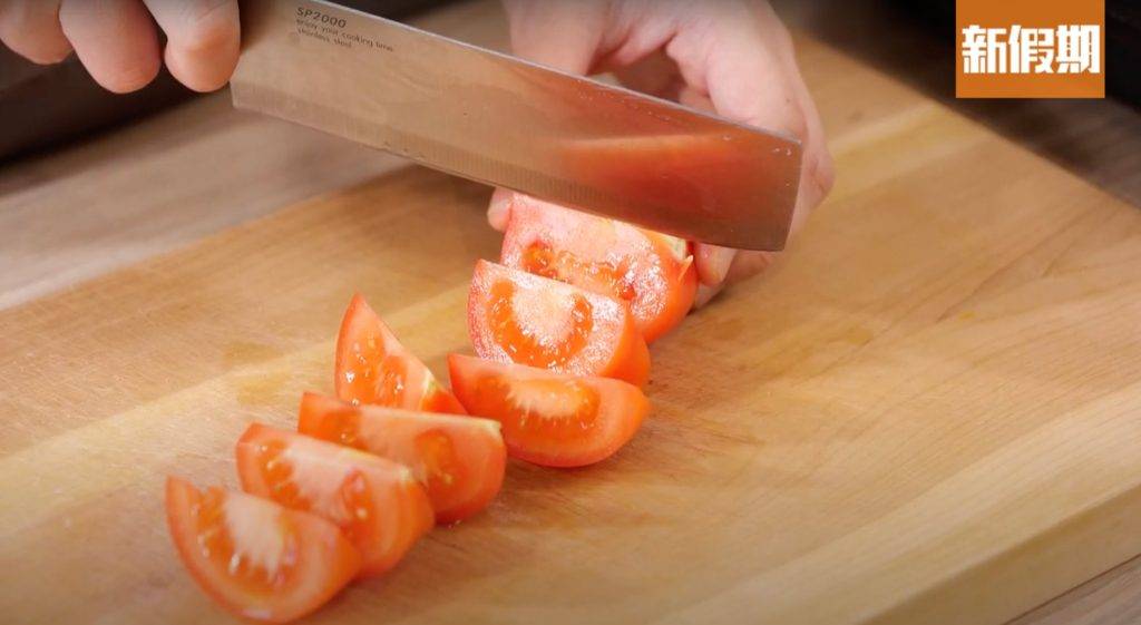 焗豬扒飯食譜 3) 將蕃茄切件。