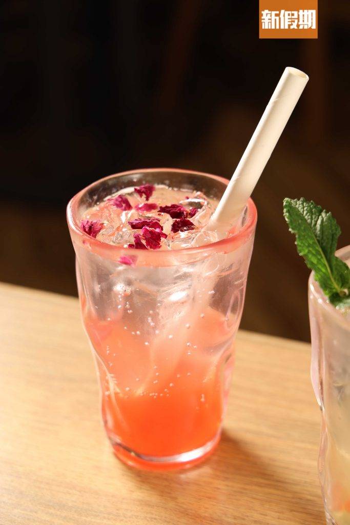 譚仔雲南米線 玫瑰草莓Tonic特飲 $17加配價$14） Mocktail用了玫瑰及草莓汁，酸酸甜甜很開胃。