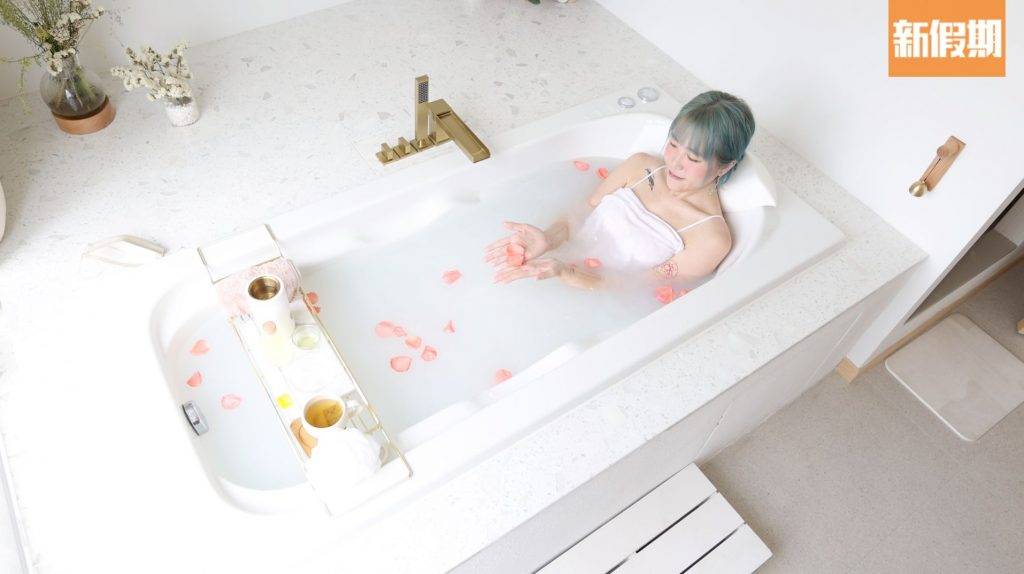 尖沙咀按摩 SOOCO 記者先體驗了貴族牛奶嫩膚浴，浴池可撒上玫瑰花瓣，絕對是Staycation級般的享受！