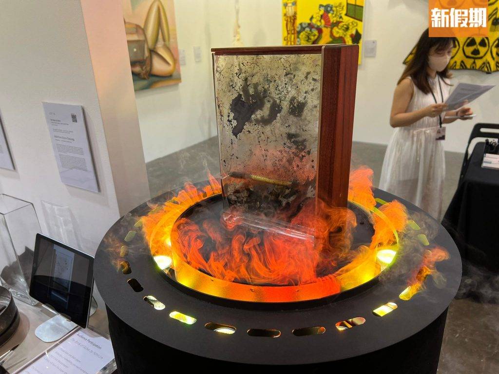 Art Central 2022 場內有不少動態藝術裝置，這個火焰是不是相當逼真呢？