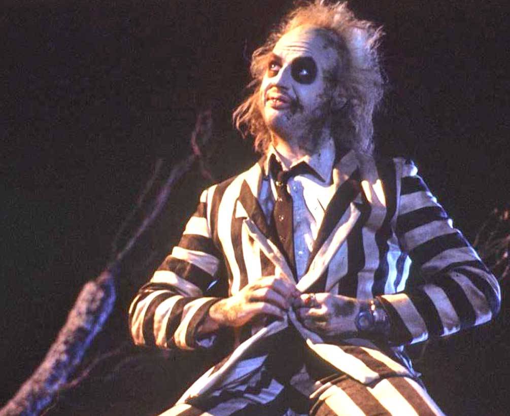  趙希洛的直條套裝，向添布頓1988年《嘩鬼家族》的主角Michael Keaton造型致敬。