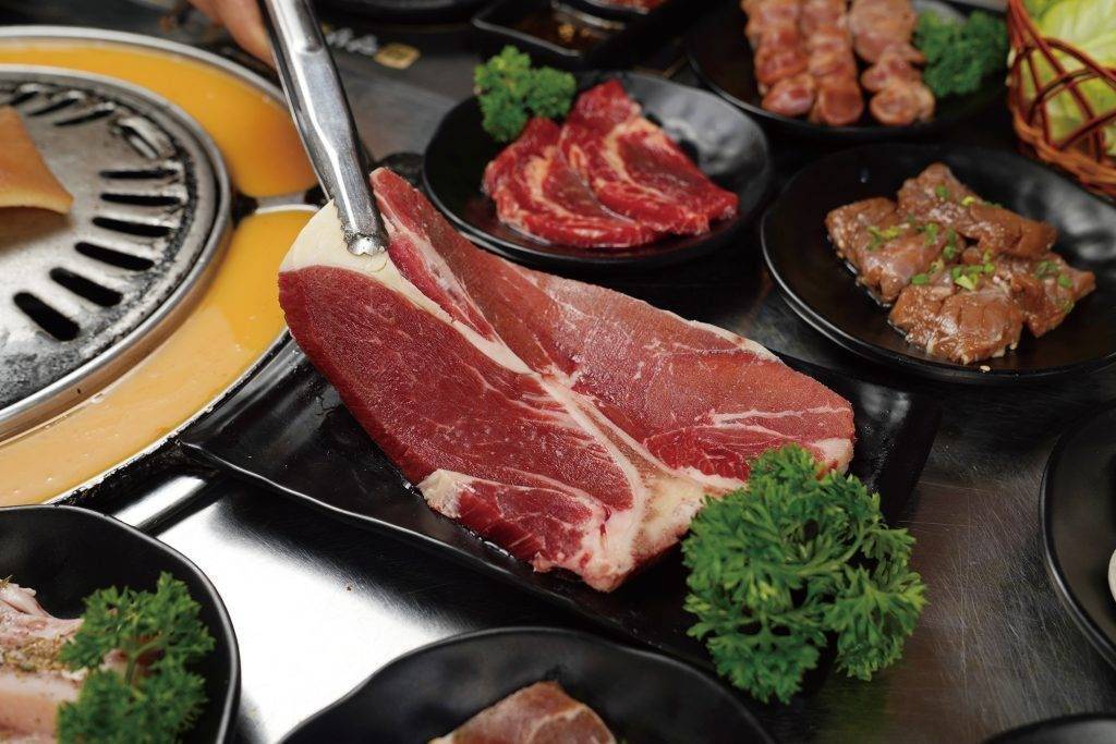 旺角美食 旺角美食｜韓烤必食燒肉，午市放題約有17款牛、豬和雞肉可選。