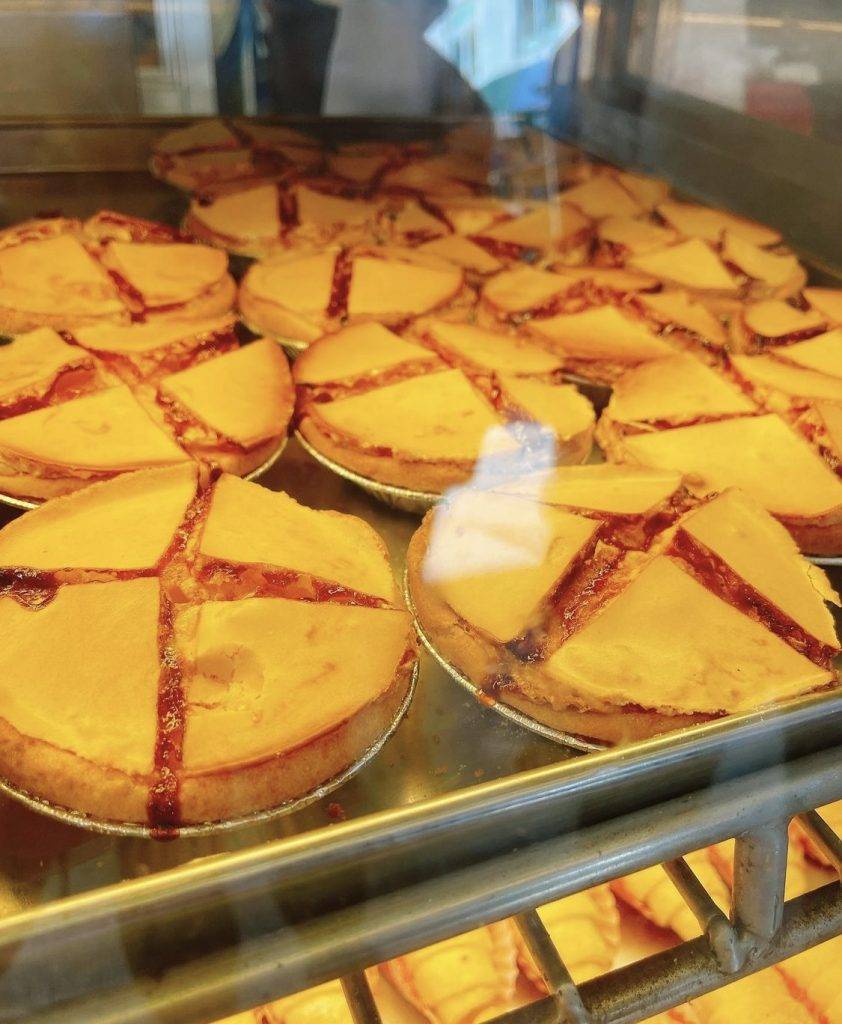 紅馬海傍餅店 不過近年因巴黎撻而紅起，不少人專誠慕名而來。