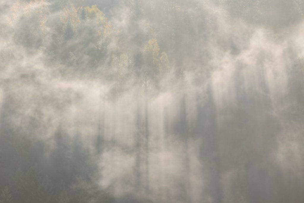 新娘潭 流傳有攝影師與拍攝隊伍在「新娘潭」取景，突然出現一片白霧，及後白霧卻變成人形。
