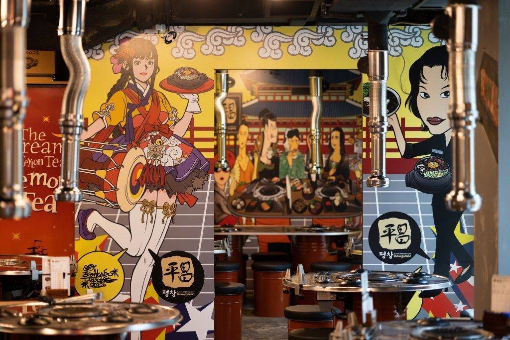 旺角美食 韓燒推介｜平昌韓烤放題店牆身漫畫以黃色為主調，甚有熱鬧氣氛。