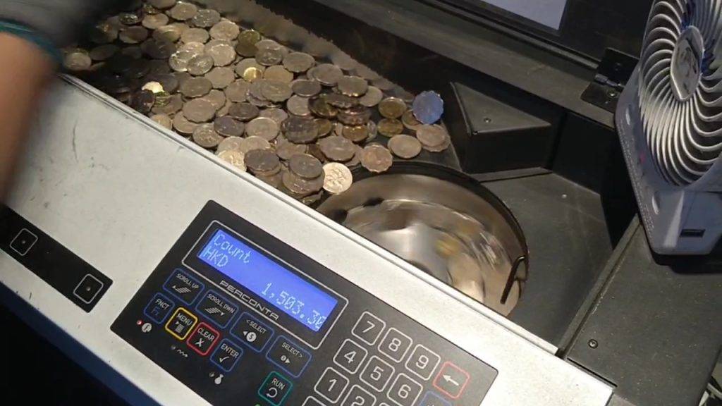 收銀車 硬幣點算機能一併點算不同面值的流通硬幣，客戶毋須預先將不同面值的硬幣分開。