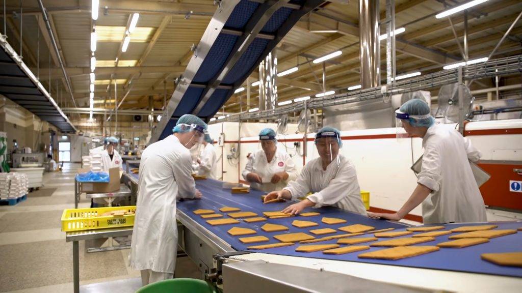 移民英國 移民 Fiona較幸運，找到了一份在餅廠的工作，指餅廠從起初只有數名港人，但最後已有百多名。