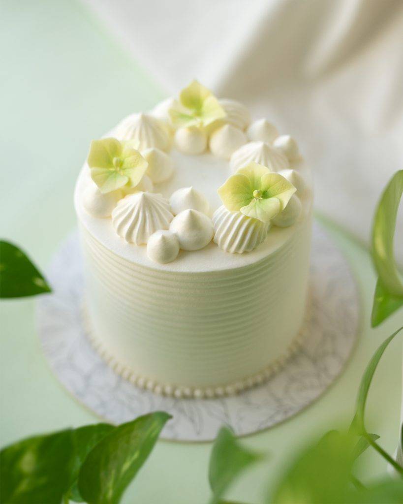 母親節蛋糕 MOM-believable $880/1磅  蛋糕外型設計簡潔，以純白為主色，綴以人手製作的糖花，完美突出榴槤風味教人愛恨分明的魅力。