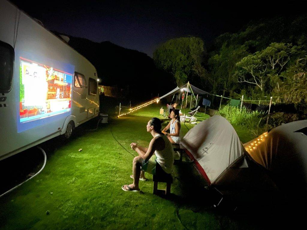 露營車 晚上可以在露營外看電影或打機！