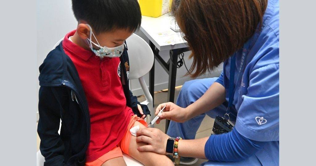 第三針副作用 第三針 根據衛生防護中心專家建議，兒童及青少年可於大腿前外側中段部位以肌肉注射方式接種復必泰疫苗。