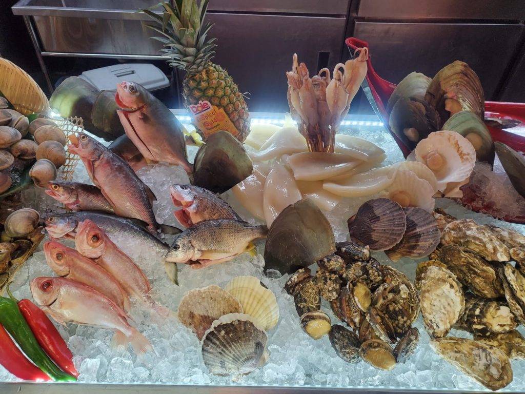流水蝦放題 新鮮的鮑魚、蠔、扇貝、原條大眼等全部都可以任食。