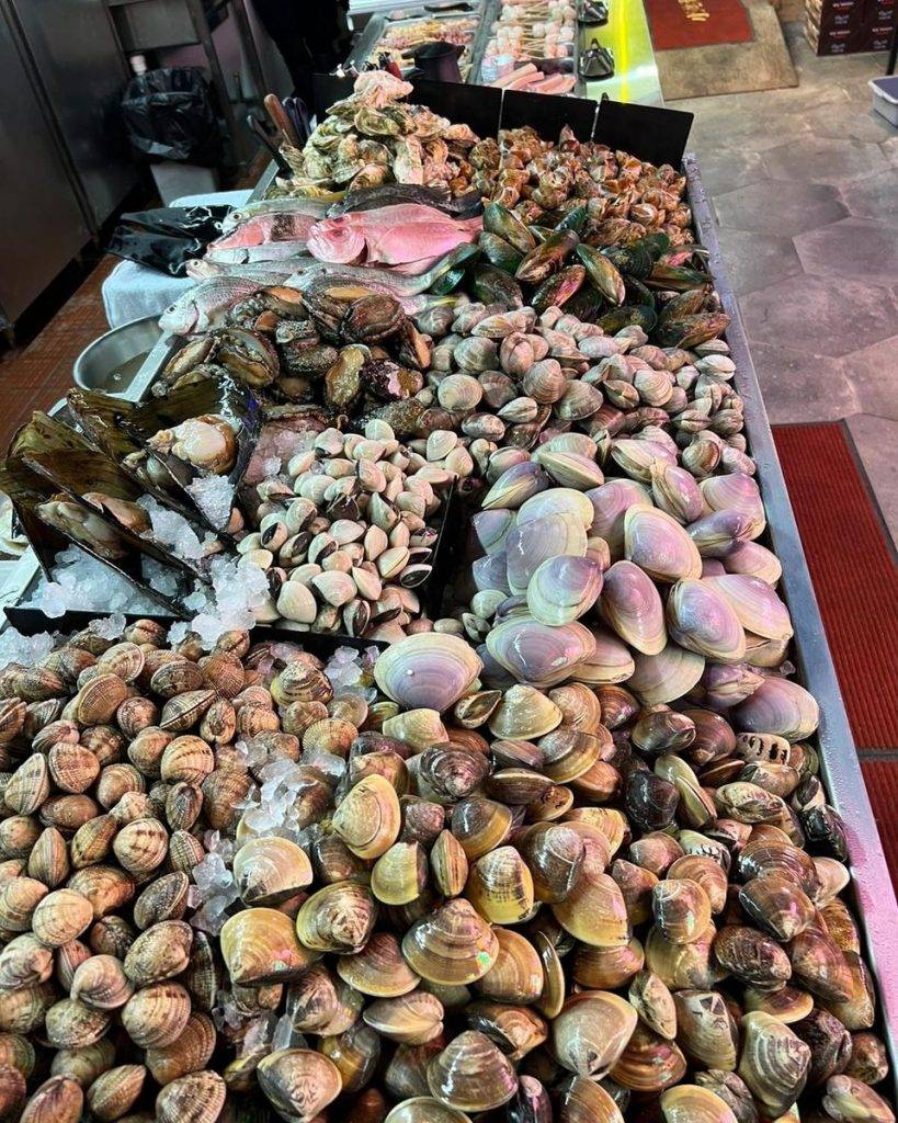 流水蝦放題 海鮮區放有十多款新鮮海產，仿如街市的魚檔一樣多選擇。