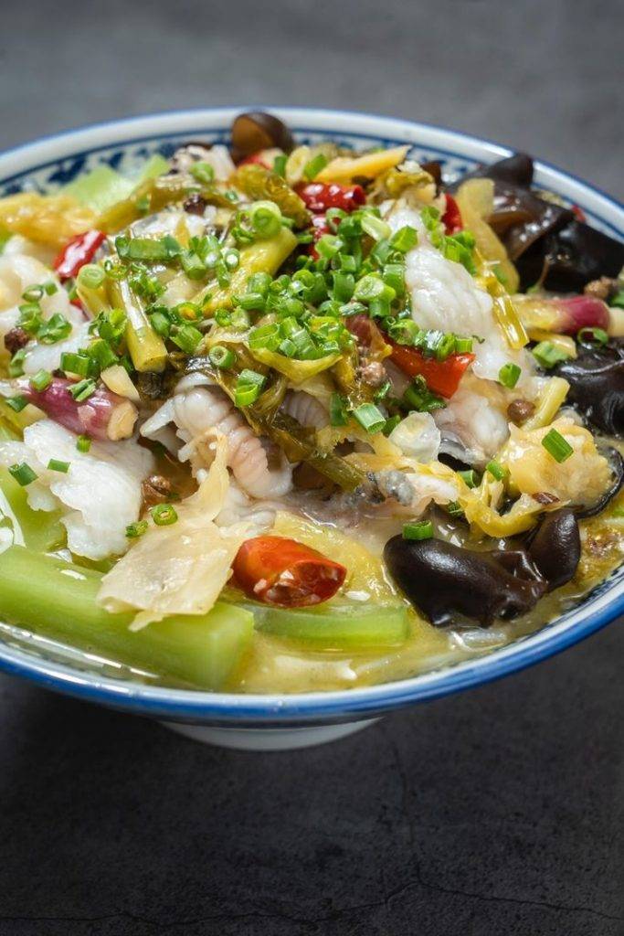 秋意 酸菜魚湯麵有海量酸菜，配上爽嫩魚片，酸咪夠Fresh。