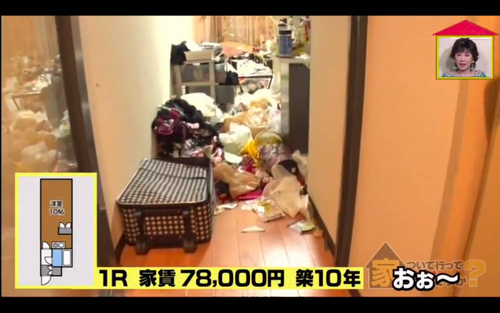 男友 Rika的家基乎所有空間都放著衣服、雜物和垃圾，沒有可以坐的地方，全屋唯人可以安坐的地方就只有她的床。