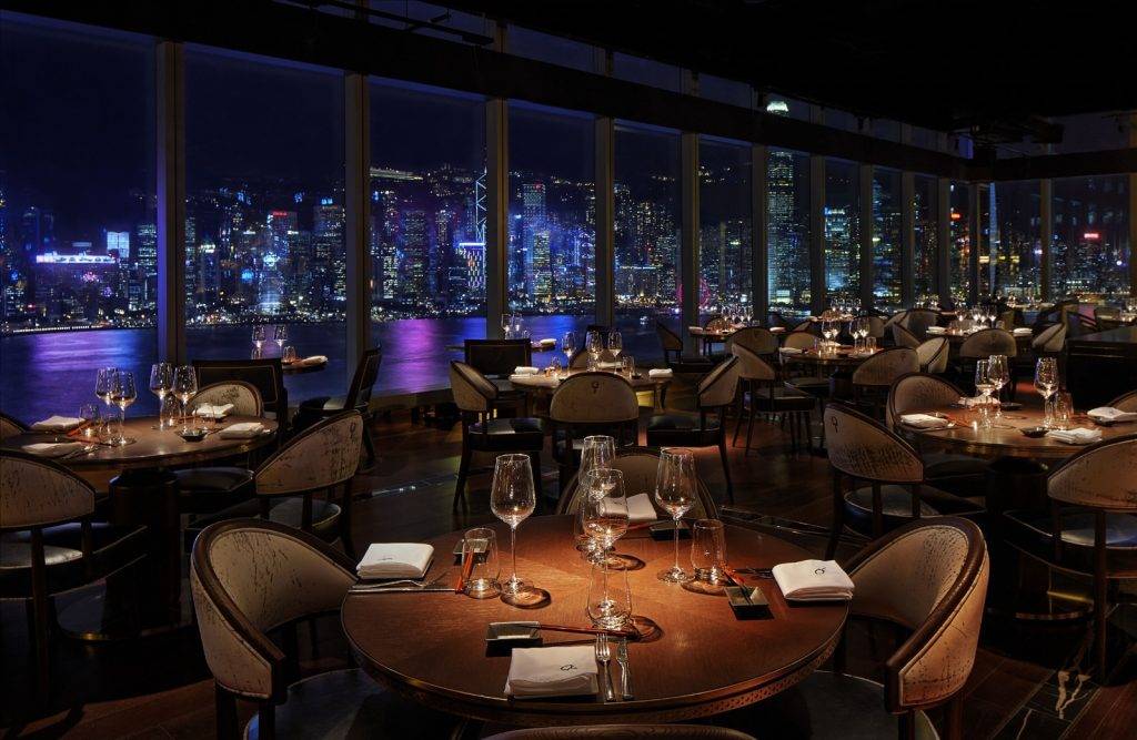 露天餐廳2023 aqua 晚間可以透過落地大玻璃一覽維港景色。