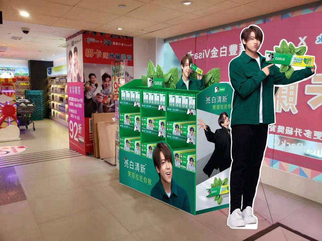姜濤 部分屈臣氏分店將設有大型 DARLIE x 姜濤宣傳品，讓粉絲與 姜濤打卡。