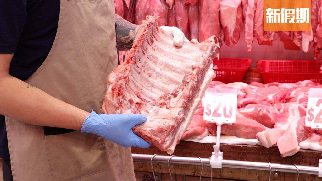 豬肉檔AK 一字排骨條，坊間稱為金沙骨，師傅會斬開細粒成排骨售賣。