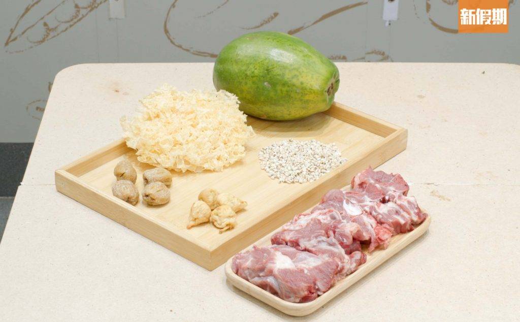 豬肉檔AK 材料包括木瓜、雪耳、蜜棗、無花果、排骨頭。