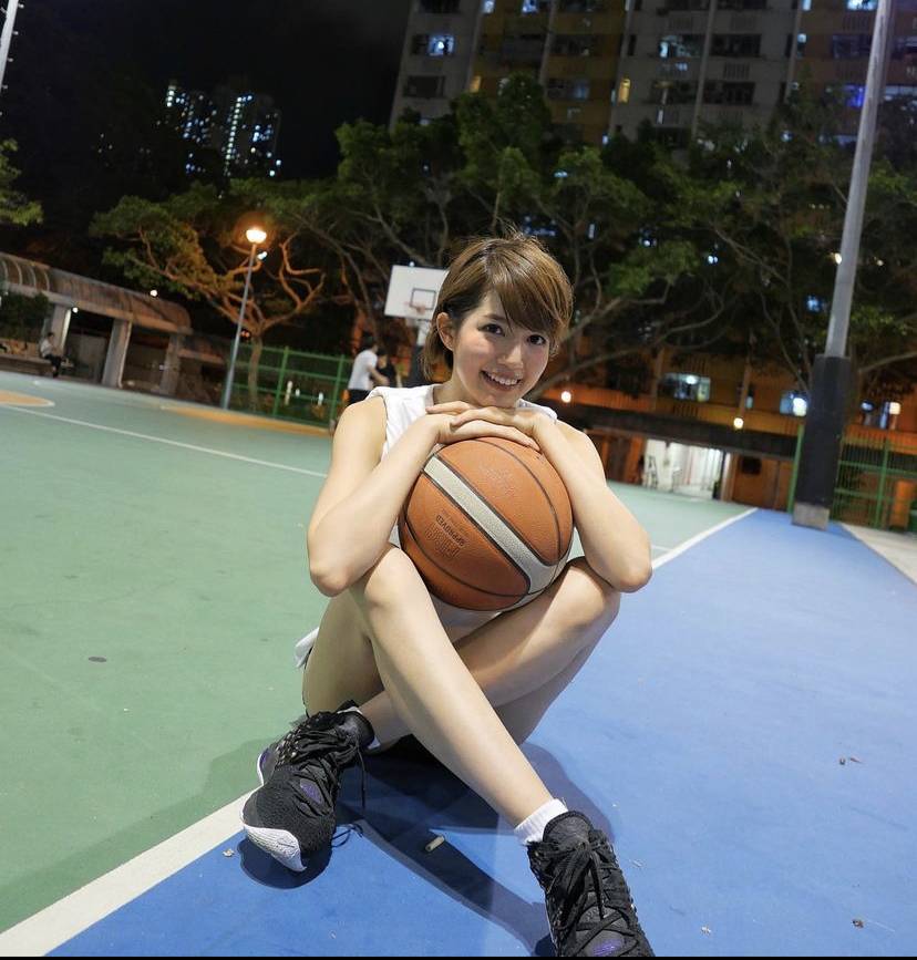 蘇皓兒 她經常組隊打籃球，是籃球猛將！