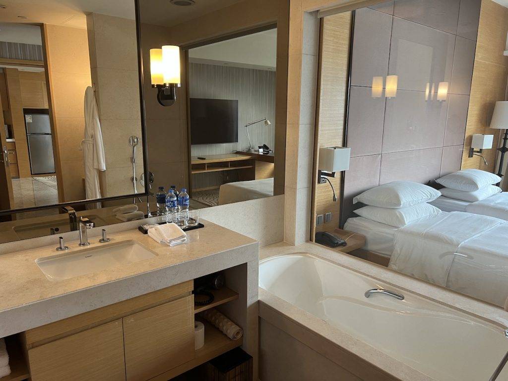 沙田凱悅酒店 自助餐 浴室內有淋浴間和浴缸