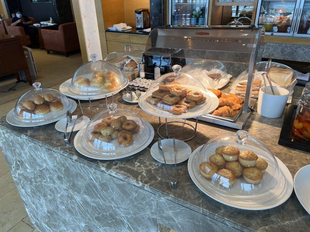 沙田凱悅酒店 自助餐 甜點有牛角包、朱古力酥和各種酥皮、麵包。