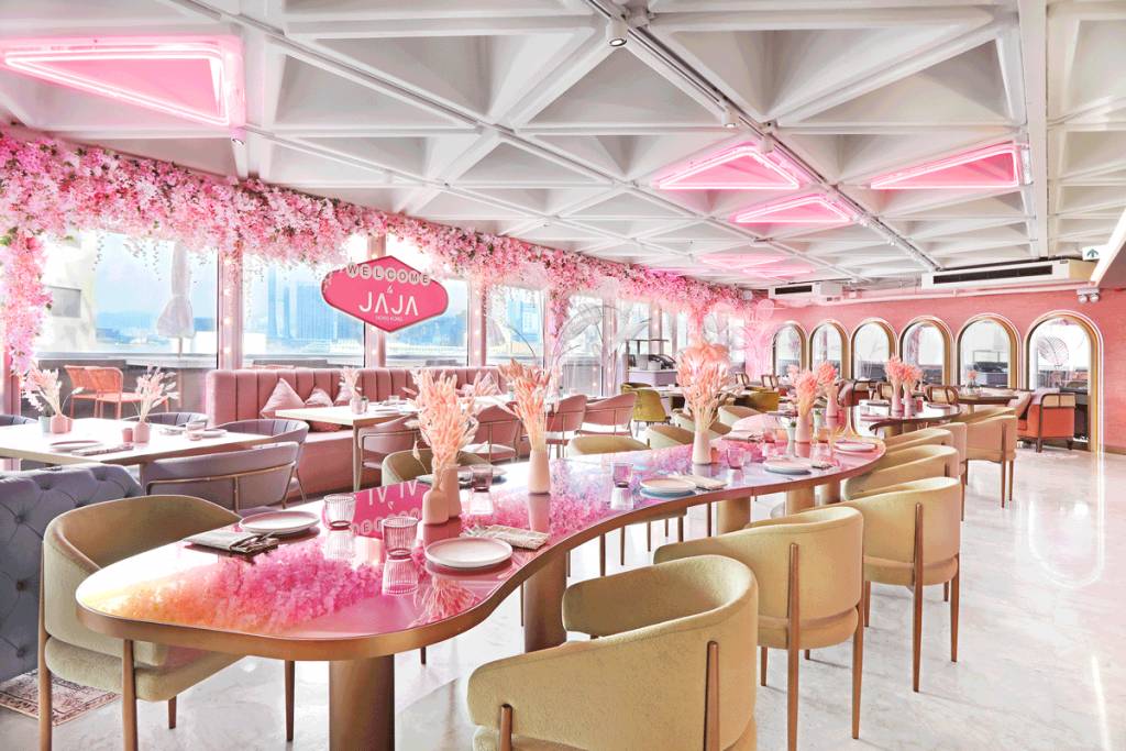 JAJA 灣仔JAJA全粉紅色裝潢極為開心又繽紛，一整排無遮擋的玻璃窗可以俯瞰維港景色，打卡打到手軟！
