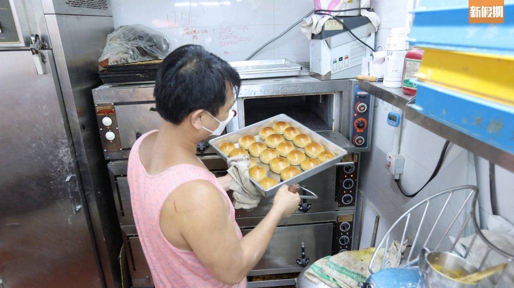 均香餅家 爆江主要負責做麵包。