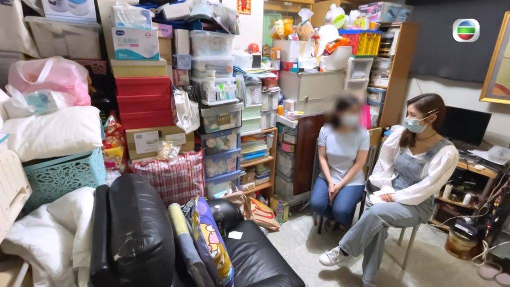閉路電視 去年《東張西望》就訪問過的公屋住戶陳小姐及其母親，因安裝CCTV而收到房署終止租約的通知。