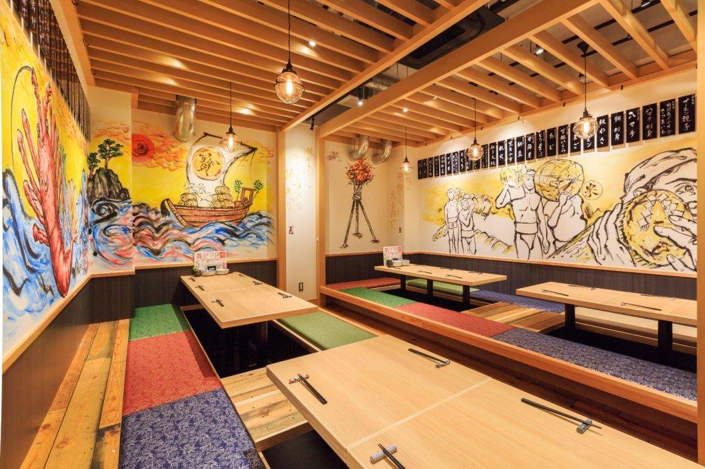 壽司郎居酒屋 明亮燈飾，加上特色的插畫，為傳統日式酒屋帶來創新玩味的元素。
