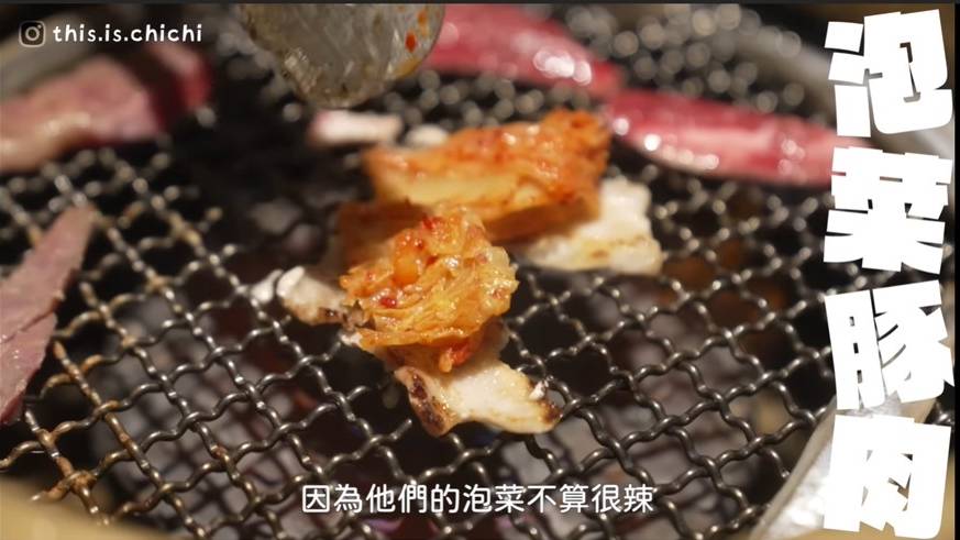 牛角隱藏 牛角、飲食熱話 柿柿chichi認為自助吧的泡菜少辣多香，燒熟豚肉同食即時加分。