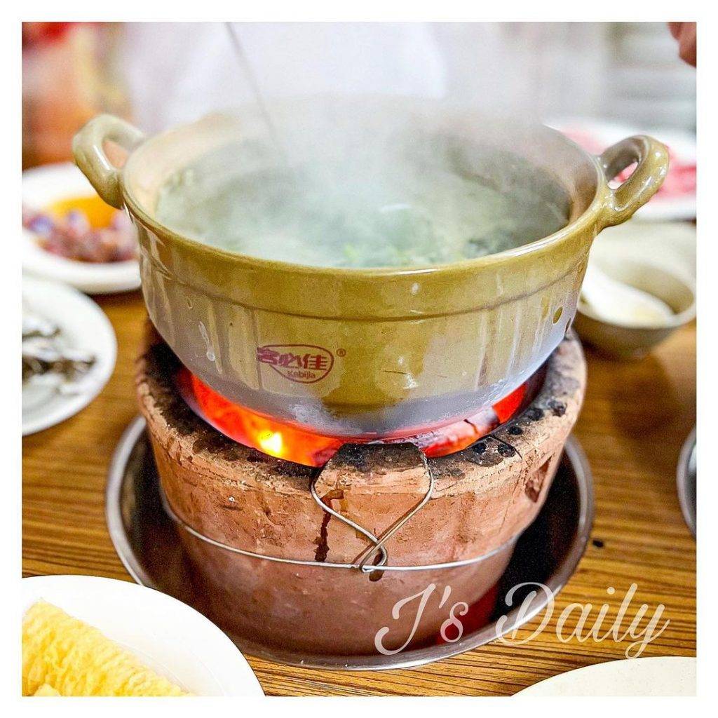 鴻福海鮮四季火鍋 火鍋熱氣騰騰，伴隨著獨特的炭爐風味，必試獨家鹹菜魔鬼魚湯底。