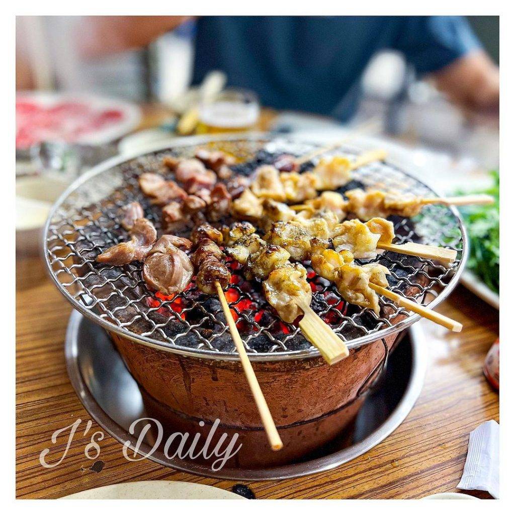 鴻福海鮮四季火鍋 串燒放在燒烤網上燒，充滿炭香，且肉汁Juicy。