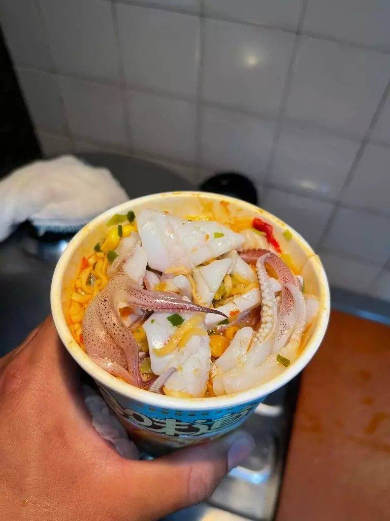 飲食熱話、即食麵 有網民在香辣海鮮杯麵中「加料」放入鮮魷魚，海鮮風味即時再加分。