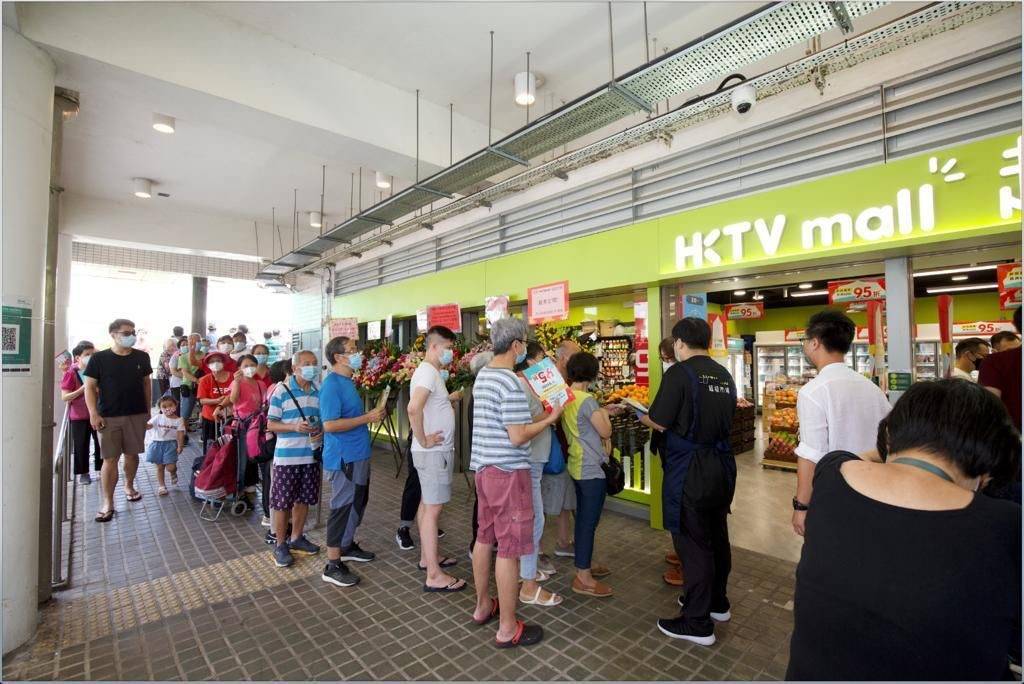 hktvmall HKTVMall超市大埔分店開幕，首日約有100人排隊等待優惠。
