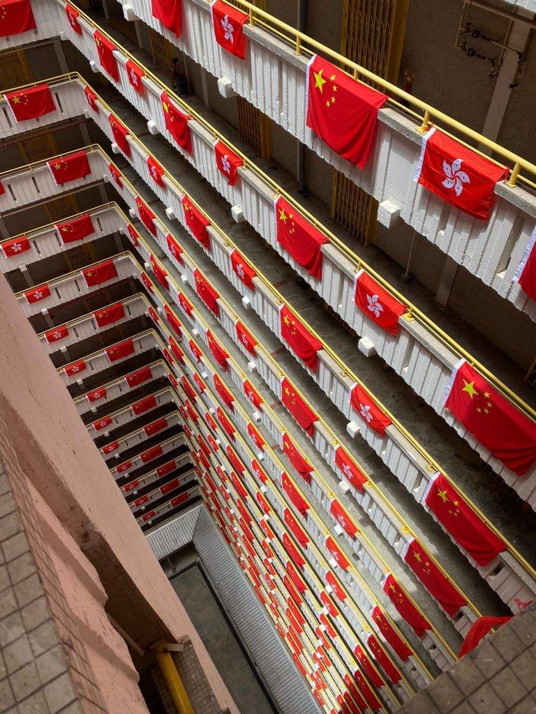 回歸 坪石邨 有網民在觀塘坪石邨，見到每層的走廊欄杆都掛上國旗和區旗，變成一片紅旗海，更一度成為市民打卡熱點。