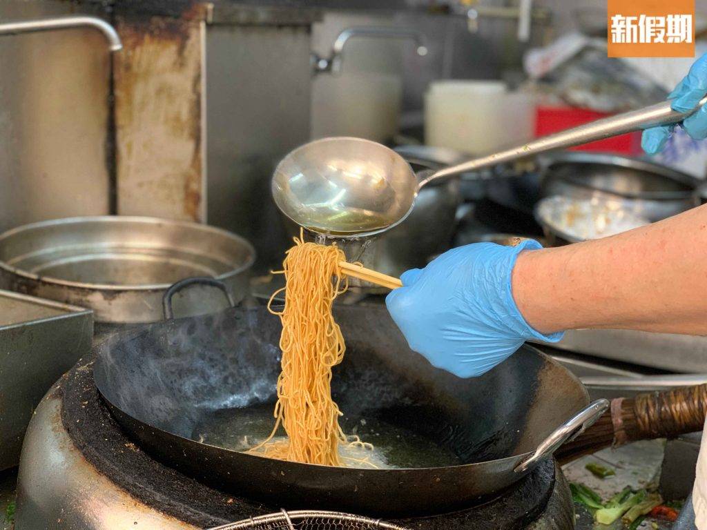 飛天麵 以筷子固定形狀後，用油不斷淋在麵底的表面。