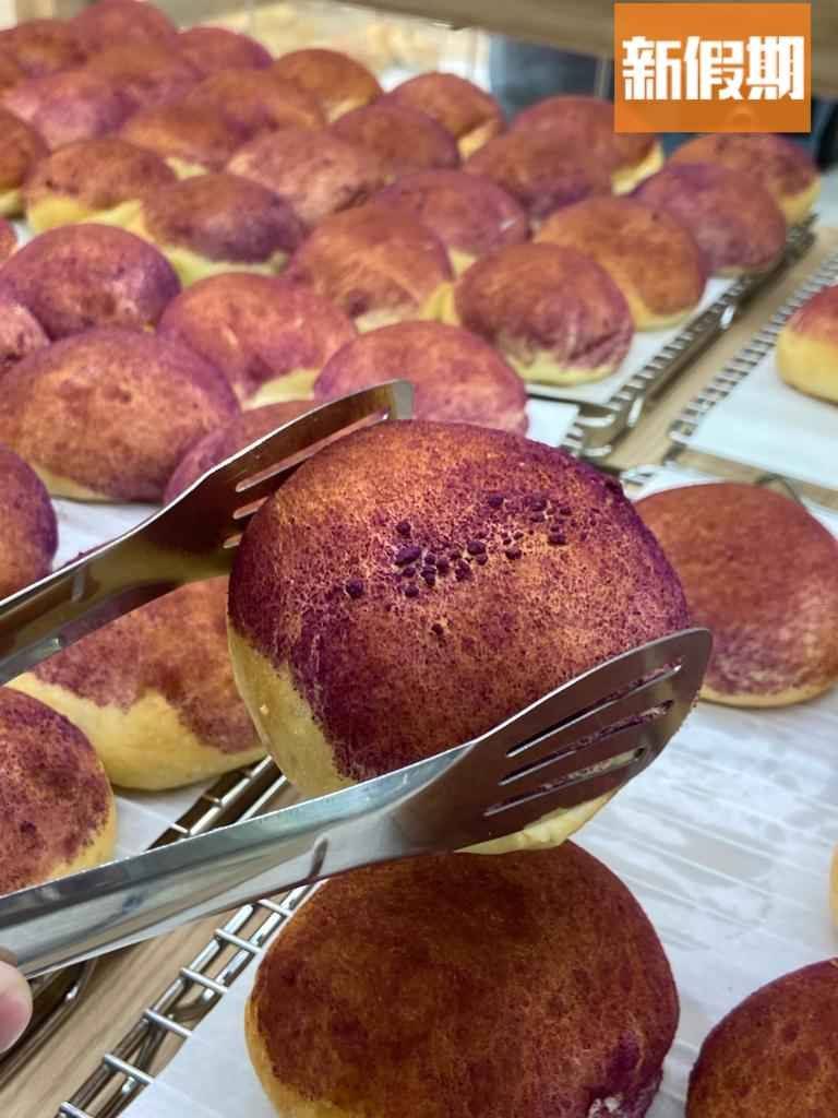 初麥手作烘焙 紫薯麻糬包＄14，表面灑滿紫薯粉，賣相吸引