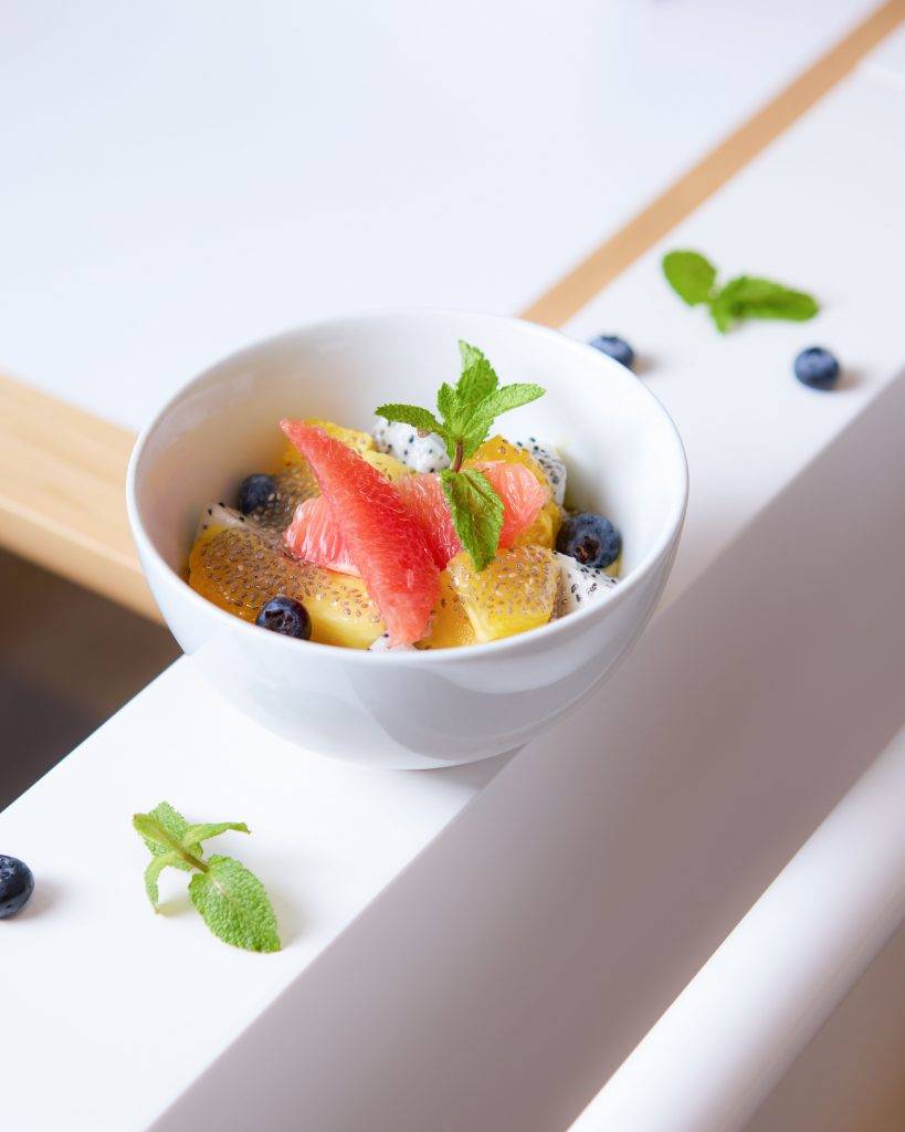 NOC 新店特別推出一系列健康新菜色，當中的牛油果蓉鮮果碗清新又開胃。