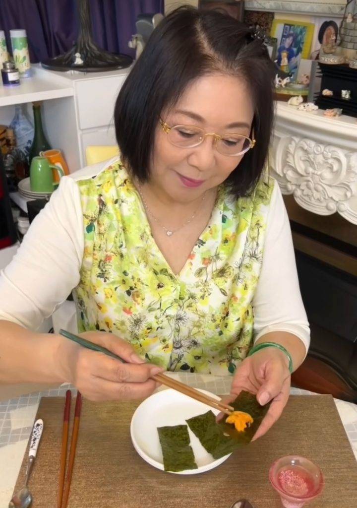 司棋姐 司棋式海膽第二種食法就是用紫菜包住海膽。