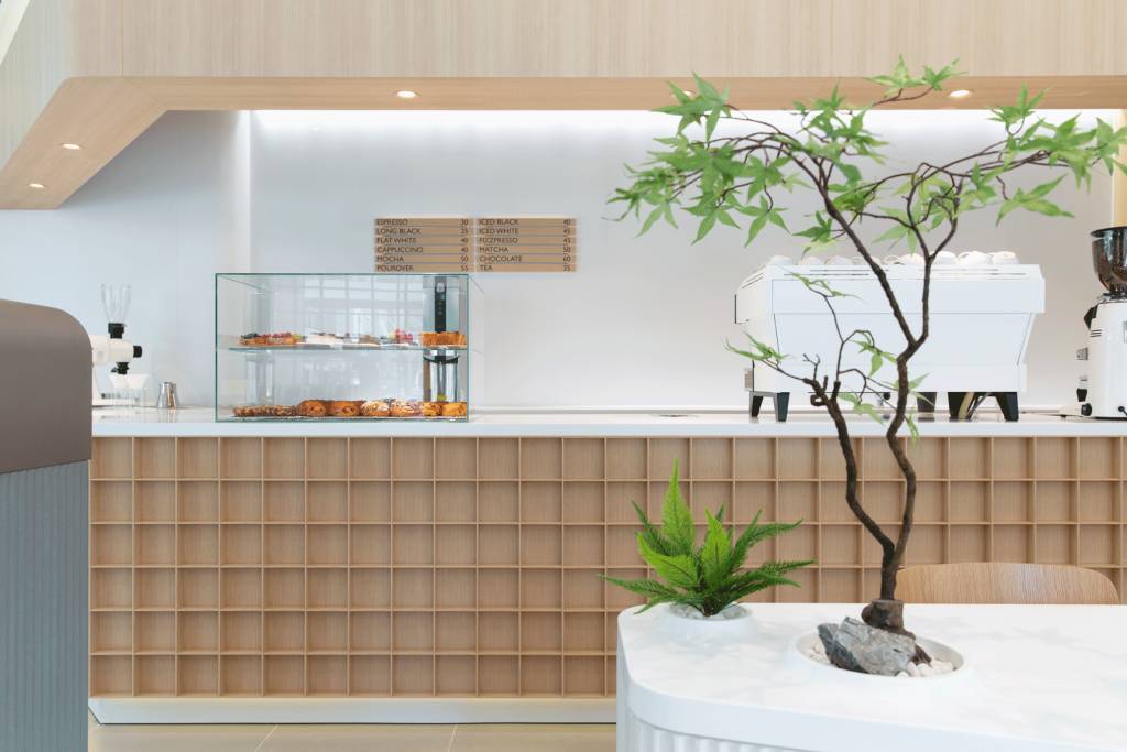 NOC 為了進一步加強空間感，富有日式禪意庭園設計元素的前台和零售區擺放的位置均花盡心思。